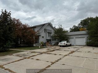 412 E 9th St, Grand Island, NE 68801