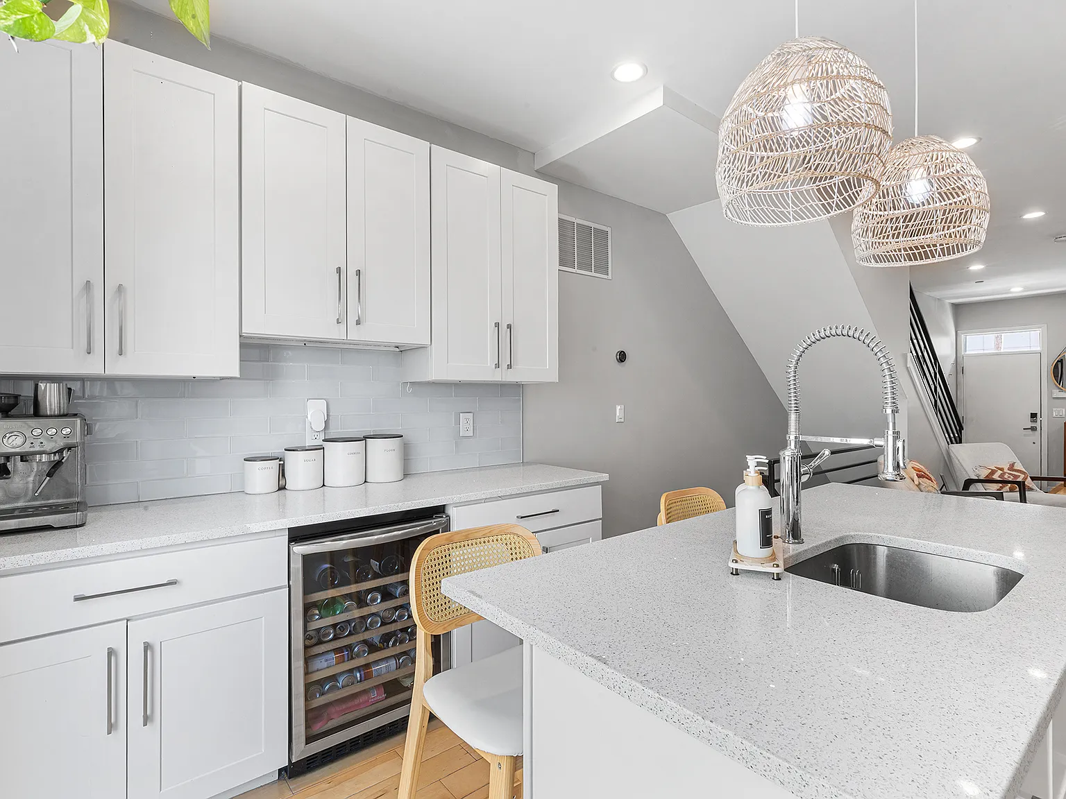 3 bed, 2350 sqft, $3,200 — Photo 4