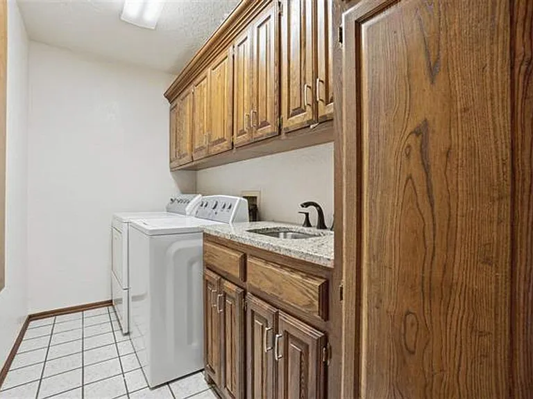3006 NE Heritage Dr — Photo 29