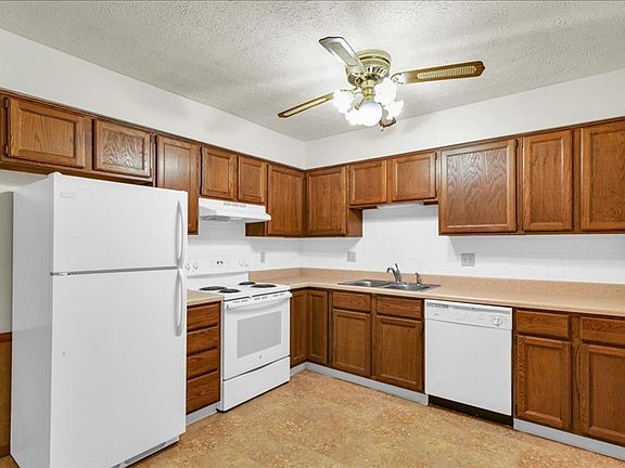 3rd image of 713 Fairmont Dr APT 2C