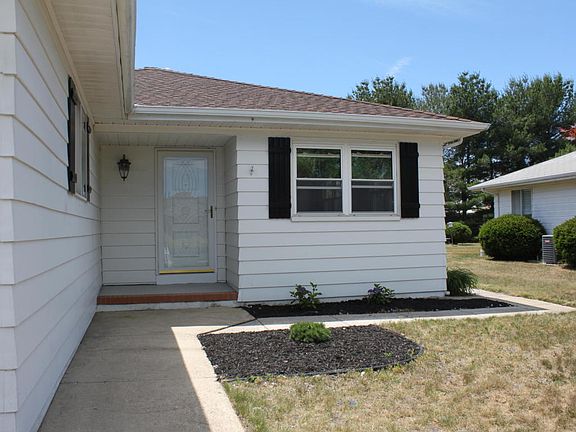 3rd image of 37 Bonaire Dr