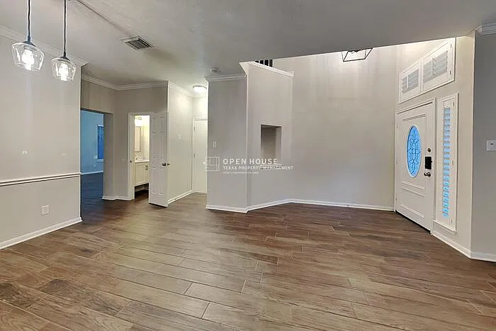 3 bed, 2.5 bath, 2462 sqft, $2,400 — Photo 3
