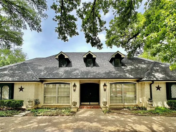 900 Oakmont Ln N, Fort Worth, TX 76112