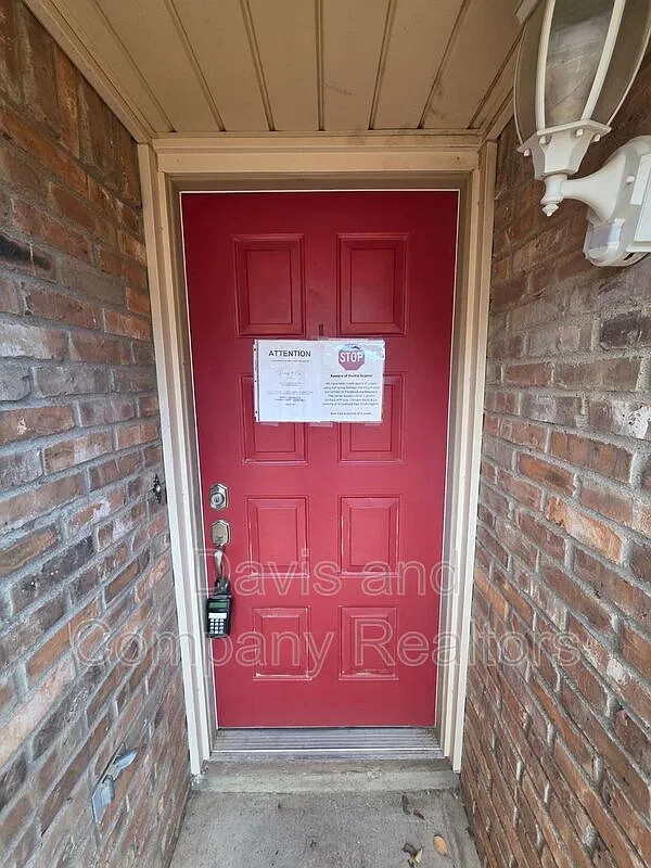 3 bed, 2.0 bath, 1595 sqft, $2,000 — Photo 2