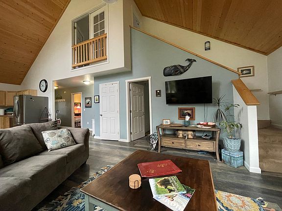 Open living space to dining and kitchen