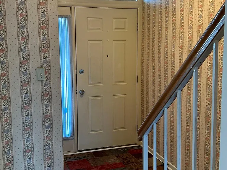 1890 Georgia Dr — Photo 3