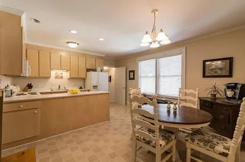 1304 Northview Ave NE #TOP FLOOR — Photo 1