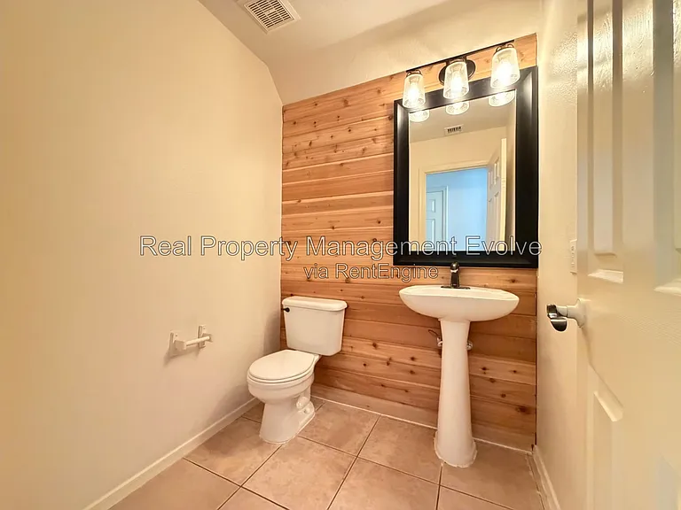 2060 N 30th St — Photo 13