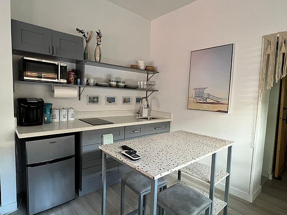 Kitchenette & Dinning Area