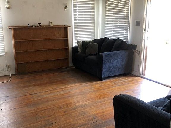 2nd image of 609 W 103rd St