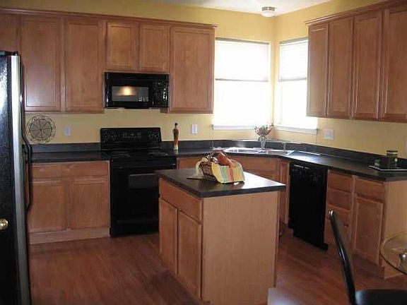 Gorgeous Gormet Kitchen w/42" Maples!