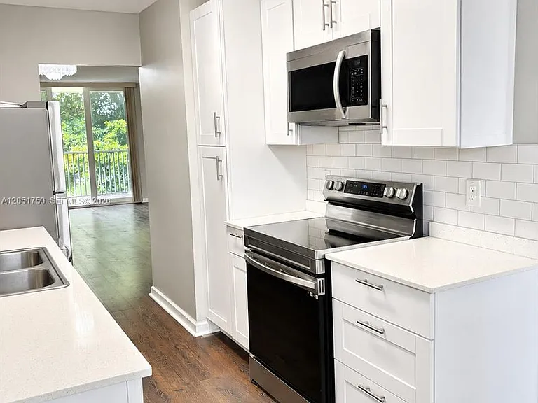 250 Jacaranda Dr #302 — Photo 6