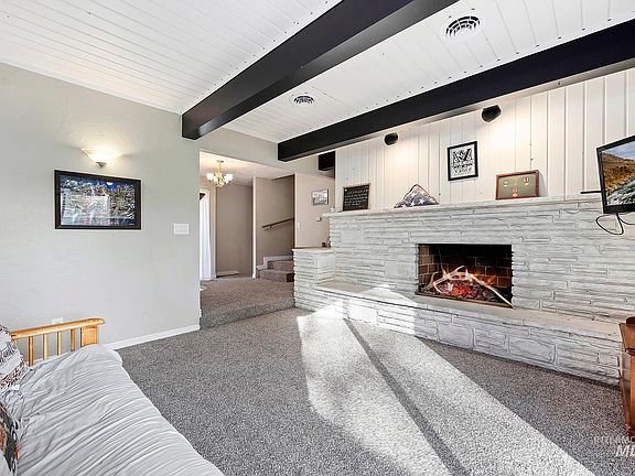 4th image of 824 Alturas Dr N