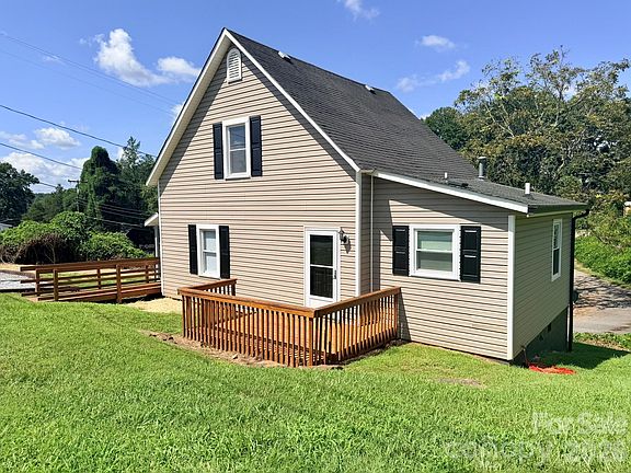 4th image of 301 Magnolia St