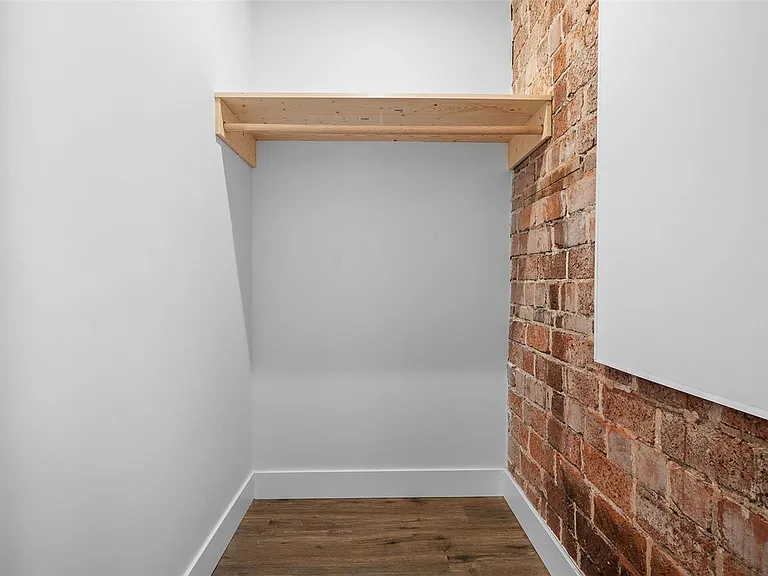 5303 Bancroft Ave #2W — Photo 11