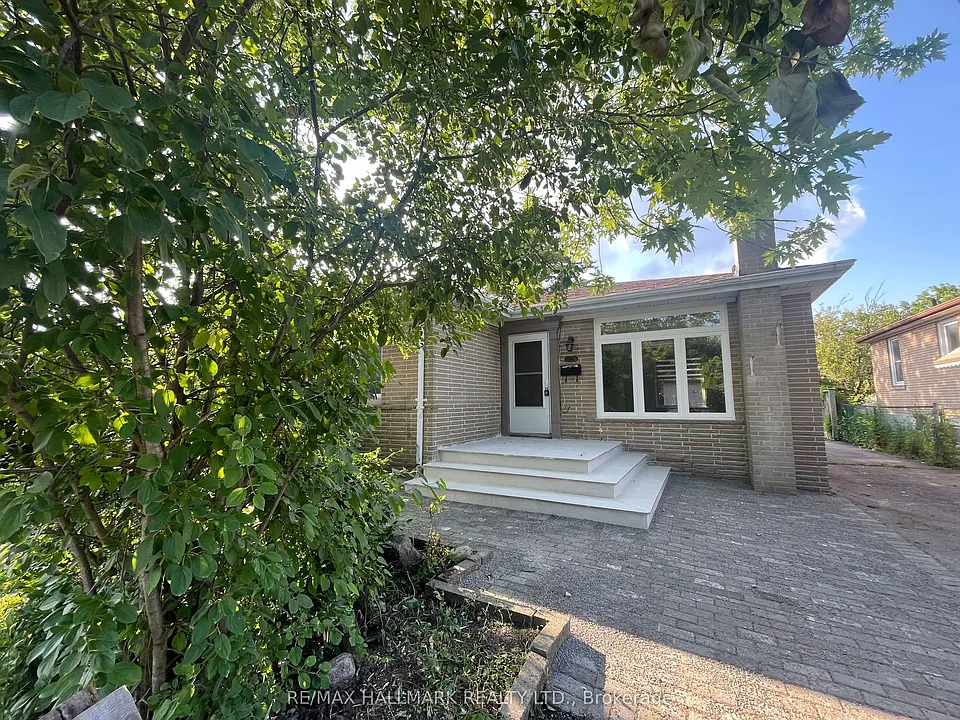 116 Cartier Cres #MAIN FLOOR
