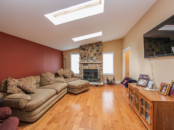 5th image of 77 E Hall Ave
