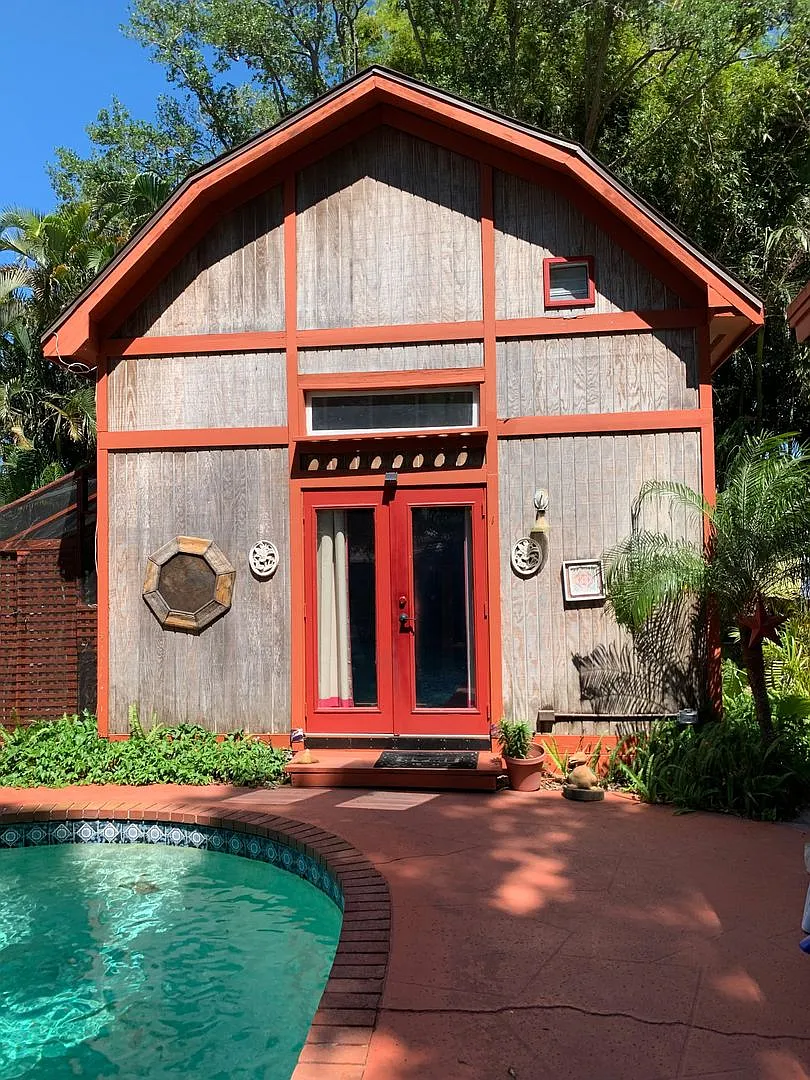 Beautifully Updated Clearwater Cottage Home in a Prime Location Near Beaches & Shopping — Photo 1