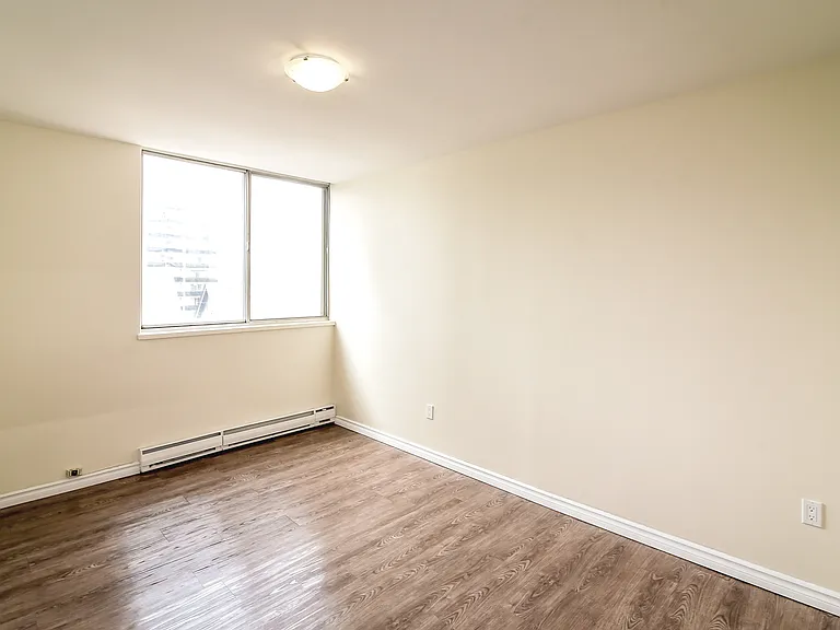 121 Hunter St W — Photo 10