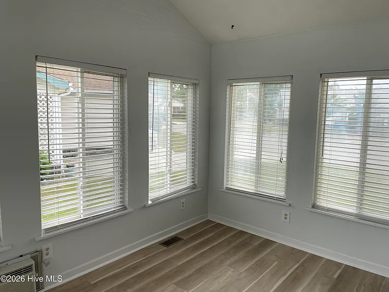 480 Saltaire Dr SW — Photo 15