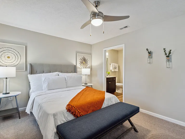 Large Main Bedroom with En-suite Bathroom & Closet