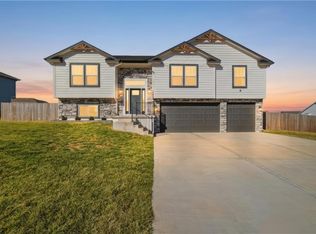 1002 NW 3rd St, Oak Grove, MO 64075