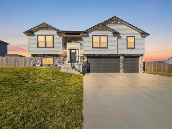 1002 NW 3rd St, Oak Grove, MO 64075