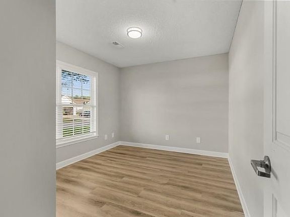 4th image of 517 Topaz Ave.