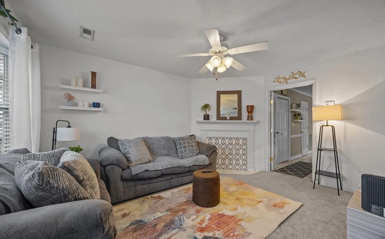 2 bed, 1.5 bath, 1042 sqft, $1,200 — Photo 4