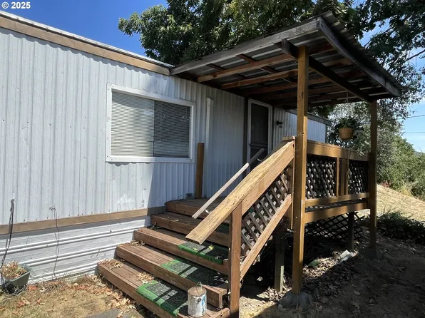 250 NE Jorgen St, Winston, OR 97496