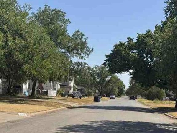 Exterior Neighborhood (street photo)