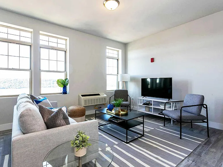 Hudson Blue — Photo 17