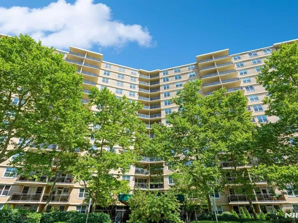 2200 N Central Rd, Fort Lee, NJ 07024