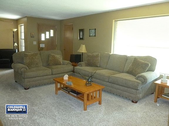 to a large livingroom w/room..