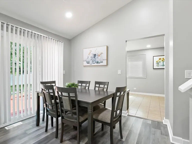 33W067 Bonnie St — Photo 11