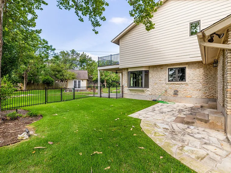 9900 Winding Oak Cir — Photo 32