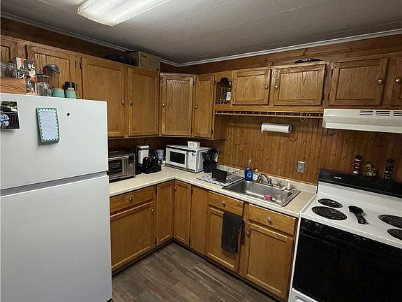 3rd image of 202 Van Buren St
