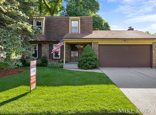 1041 Walwood Dr NE, Grand Rapids, MI 49505
