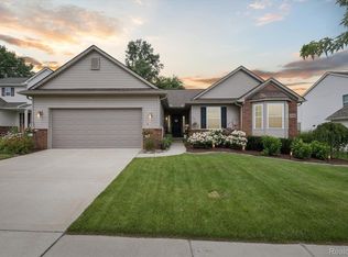 8190 Sawmill Trl, White Lake, MI 48386