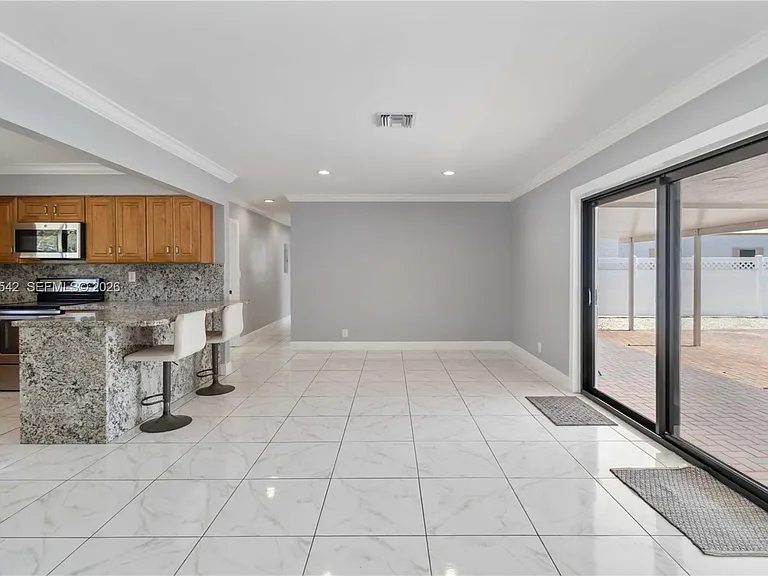 913 SW 49th Ave — Photo 8