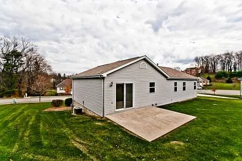 3 bed, 2.5 bath, 1850 sqft, $3,200 — Photo 2