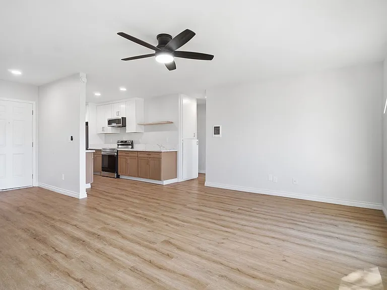 Cambridge Apartments — Photo 17