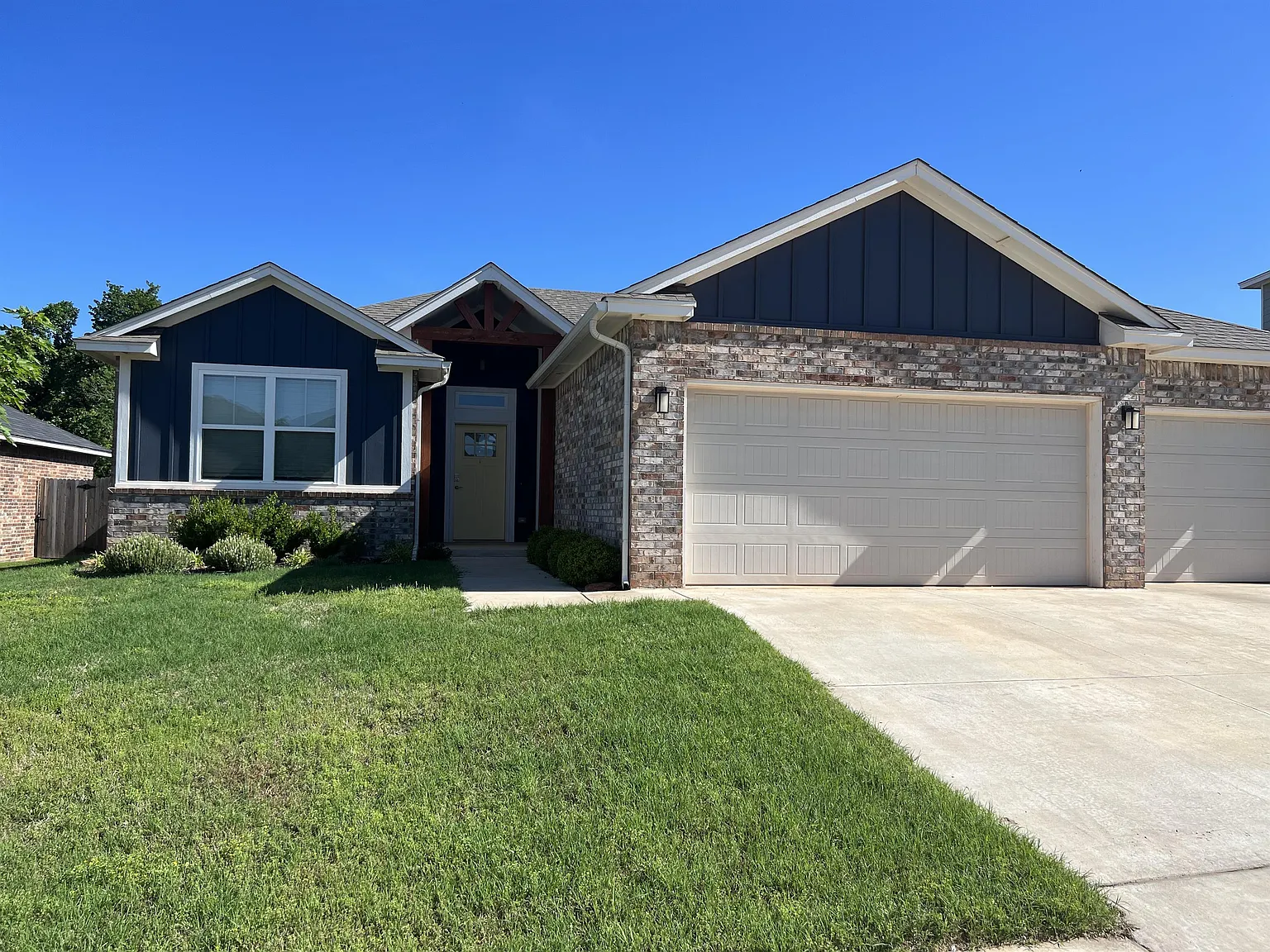 509 NW 183rd St(Selling) - 1 — Photo 1
