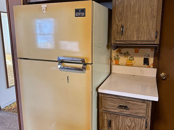 5th image of 215 E Centerway