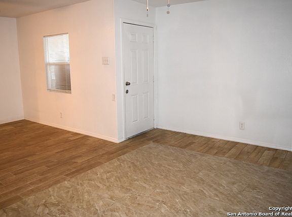 5th image of 158 Rock Valley Dr