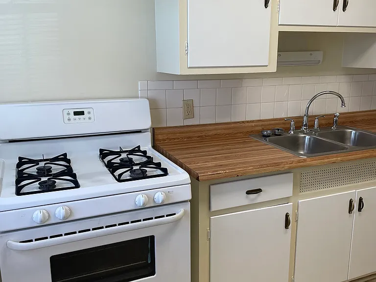 918 Kenwick Rd #D — Photo 6