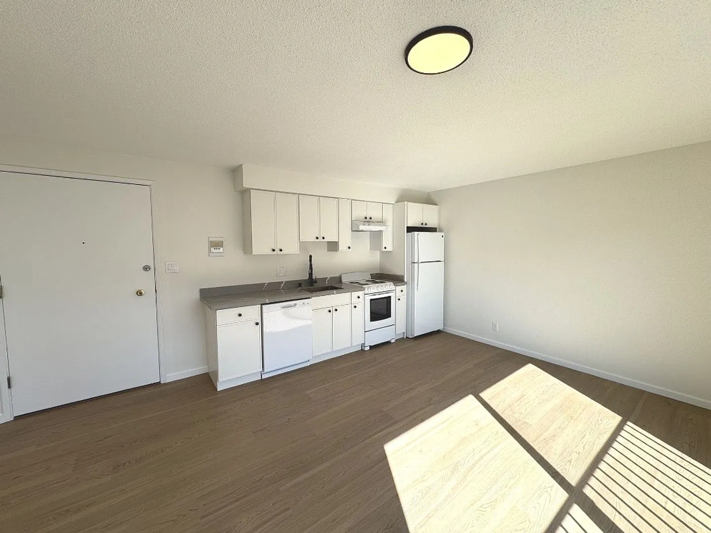 1p626 - 37 Moss Apartments — Photo 3