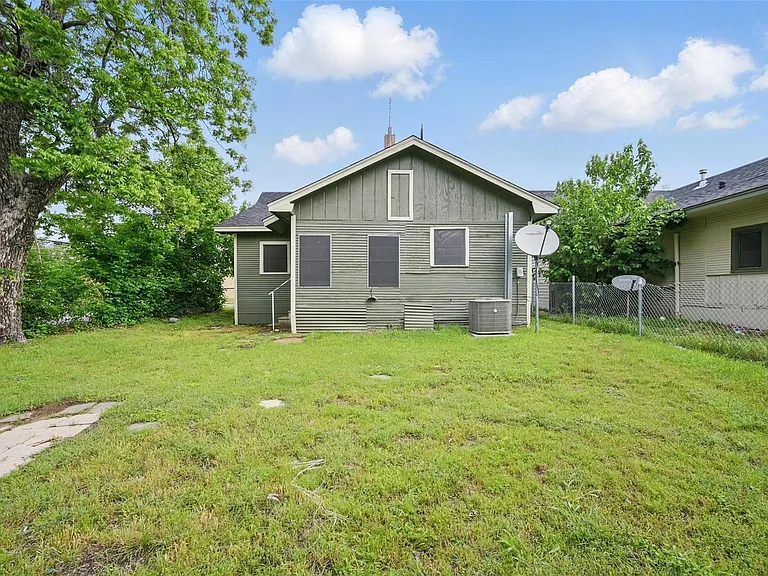 908 E Houston St — Photo 12