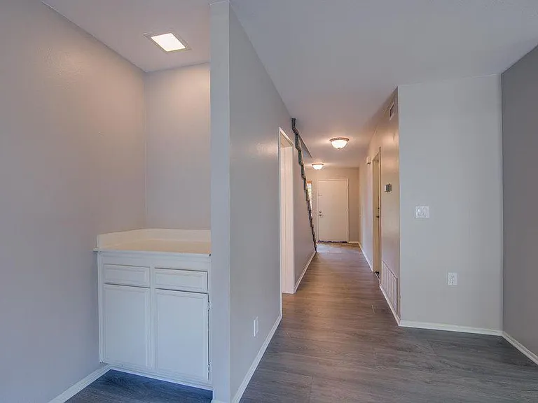 2001 Wheelwright Ln — Photo 7