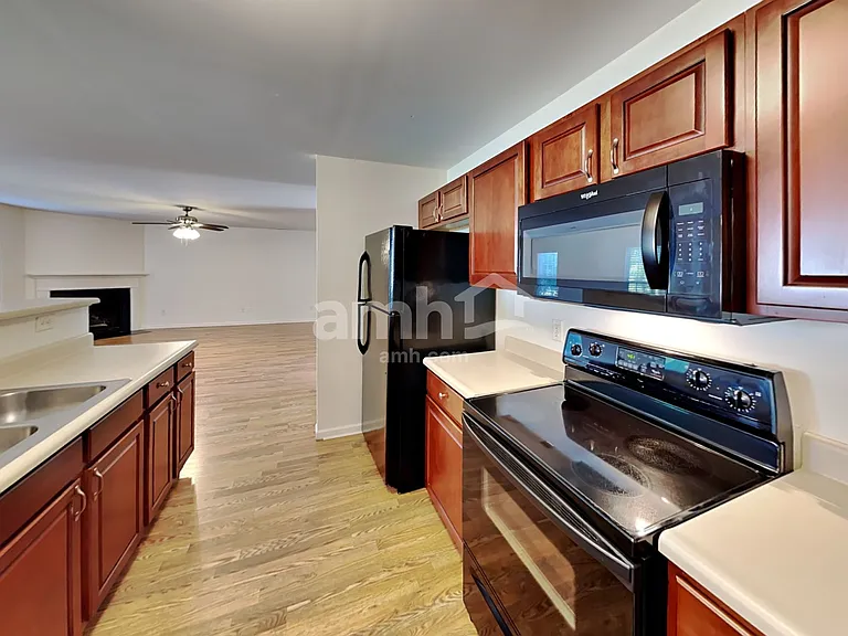 1042 Vanguard Dr — Photo 5